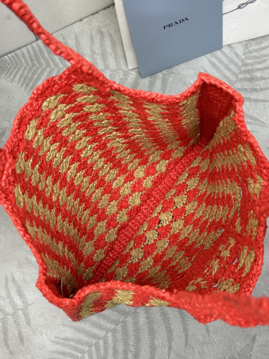 プラダ「Prada」クロシェ＆レザートートバッグ