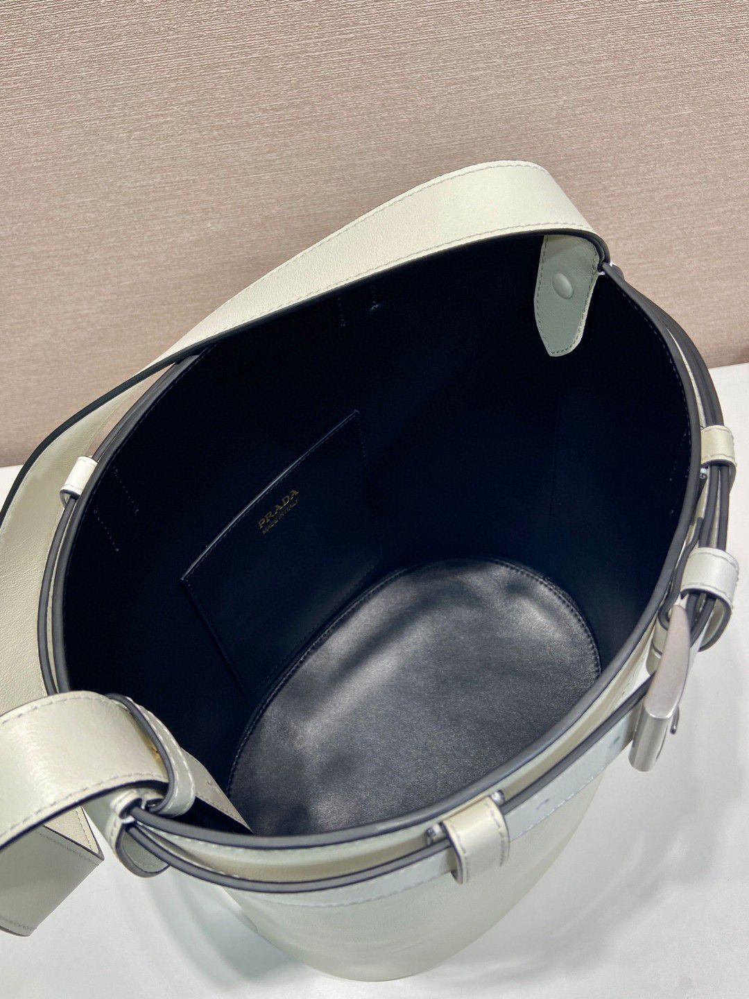 プラダ「Prada」ブレイク＆レザーバケットバッグ