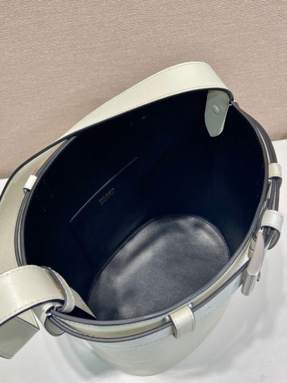 プラダ「Prada」ブレイク＆レザーバケットバッグ