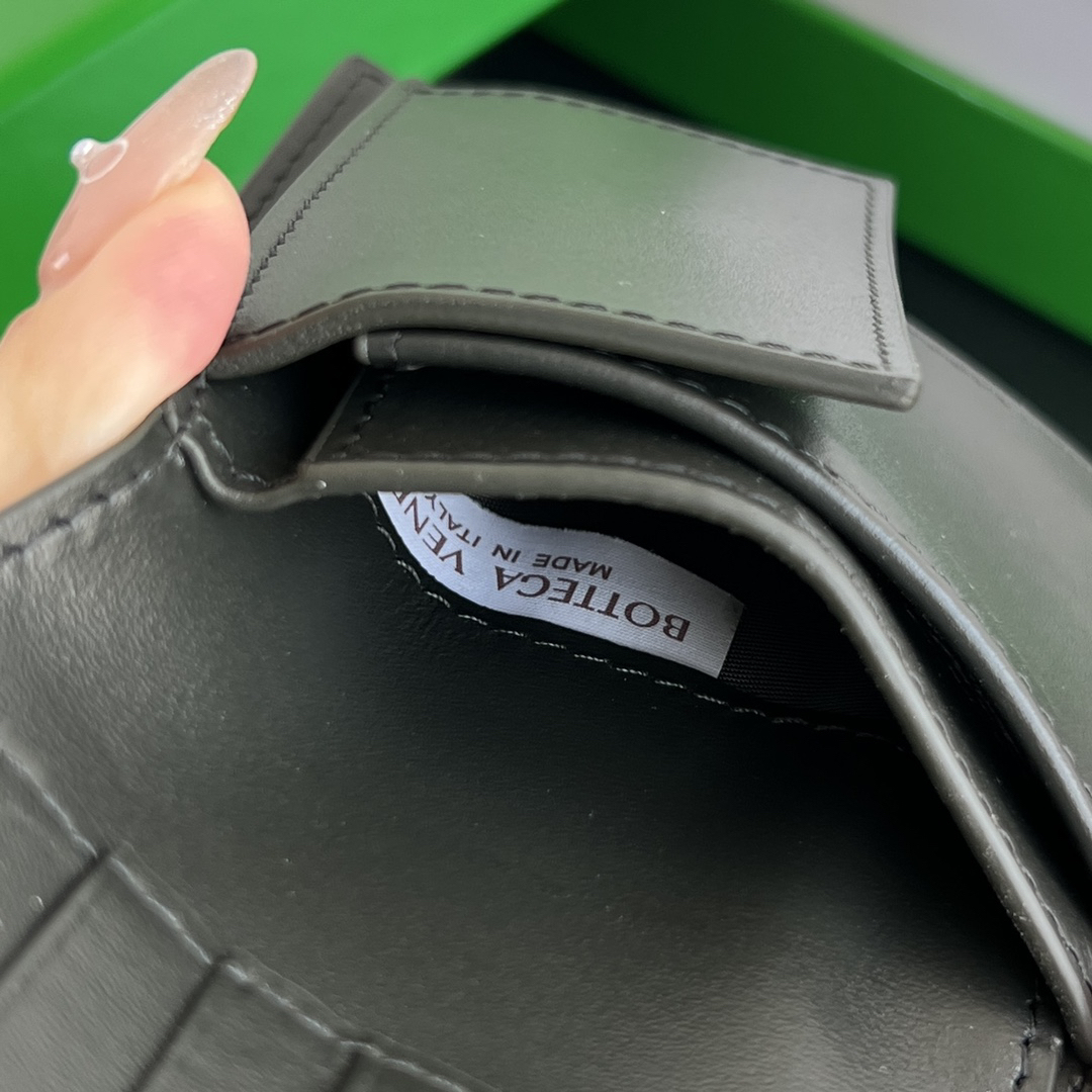 ボッテガ・ヴェネタ「Bottega Veneta」Intrecciato コインポケット付きショートウォレット