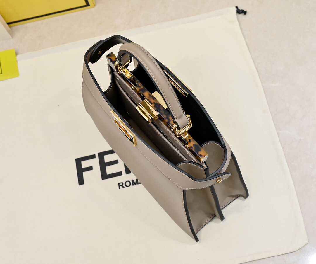 フェンディ「Fendi」Peekaboo ISeeU ミディアム ショルダーバッグ