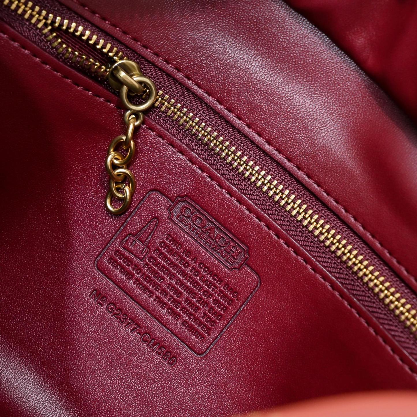 コーチ「Coach」SWING ZIP ショルダーバッグ シルエット