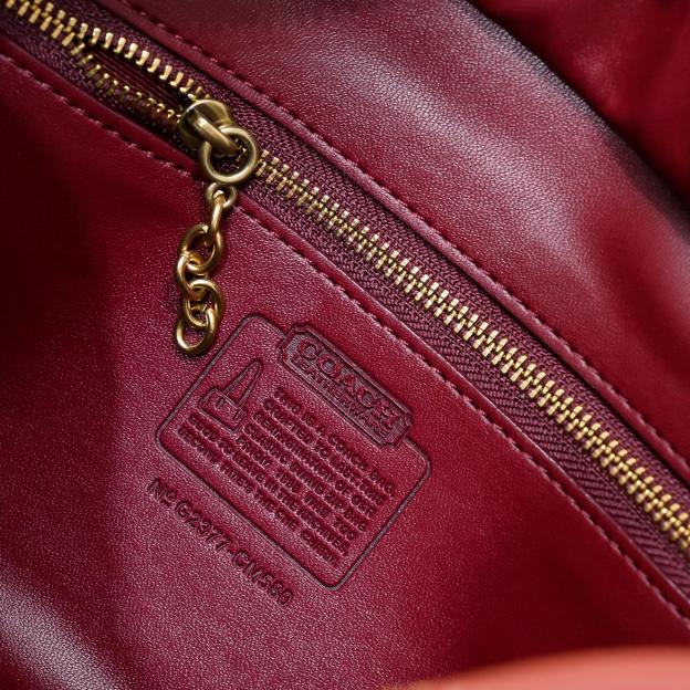 コーチ「Coach」SWING ZIP ショルダーバッグ シルエット