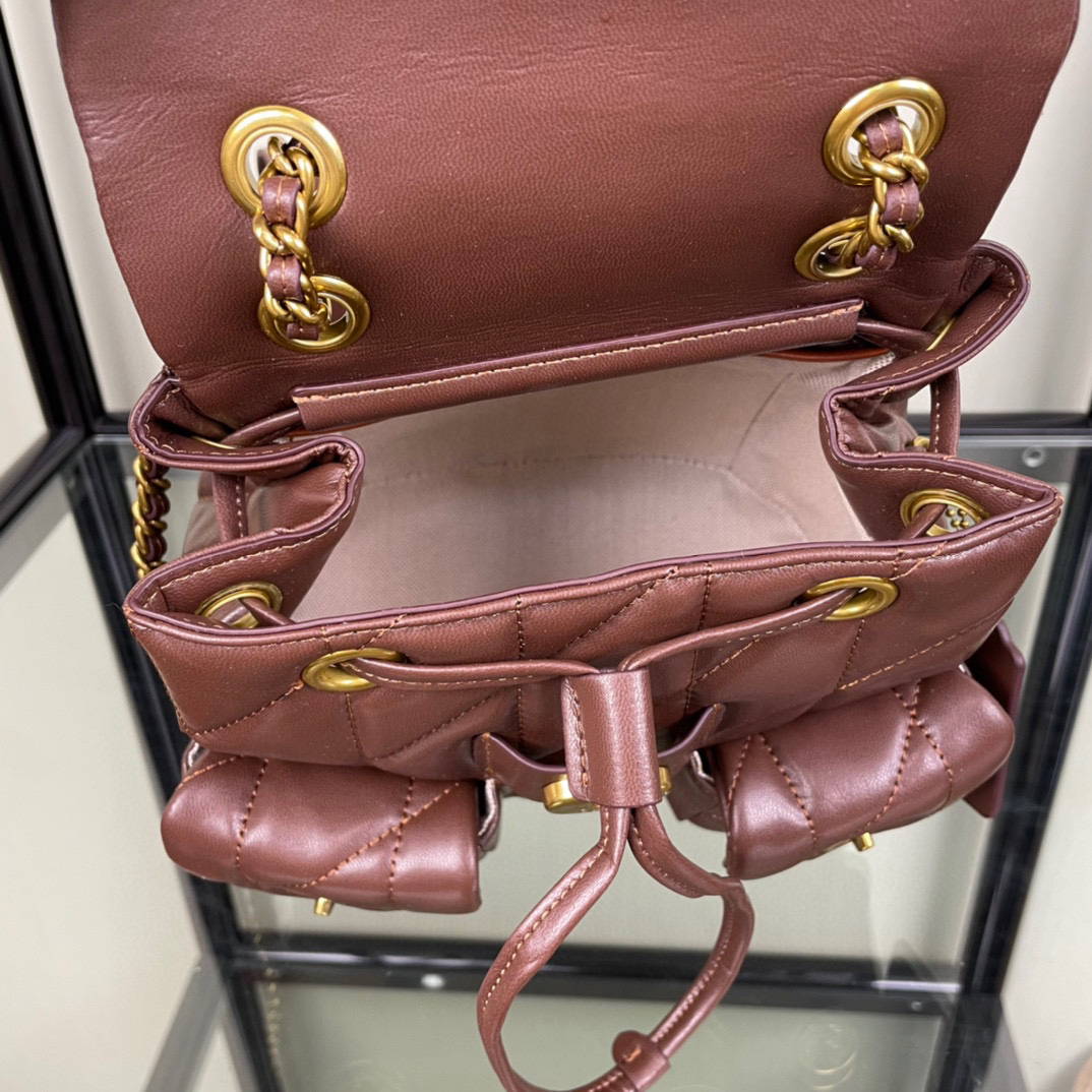 コーチ「Coach」TABBY リュックサック シルエット