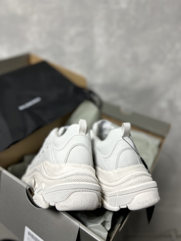 バレンシアガ「Balenciaga」ラウンドつま先のプラットフォームスニーカー
