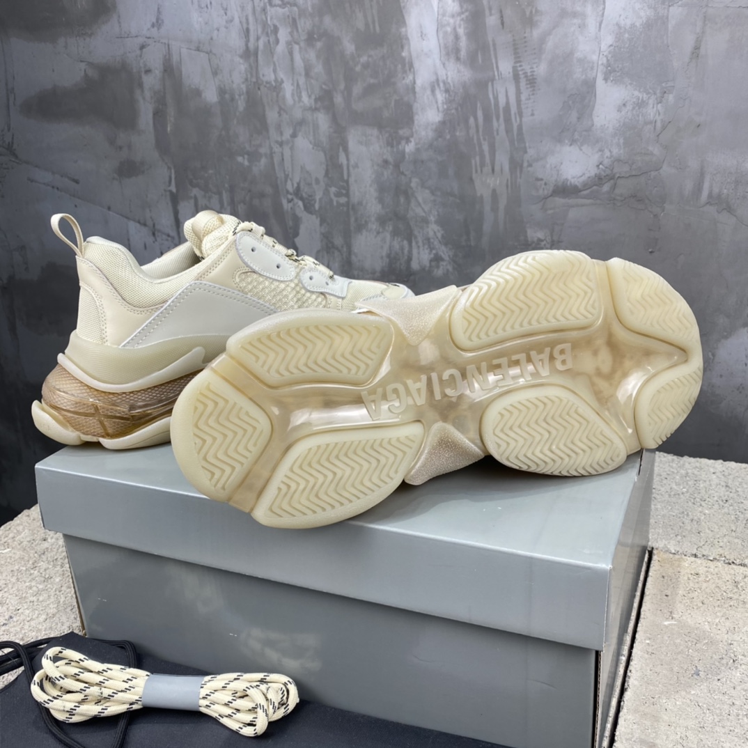 バレンシアガ「Balenciaga」トリプルSスニーカー