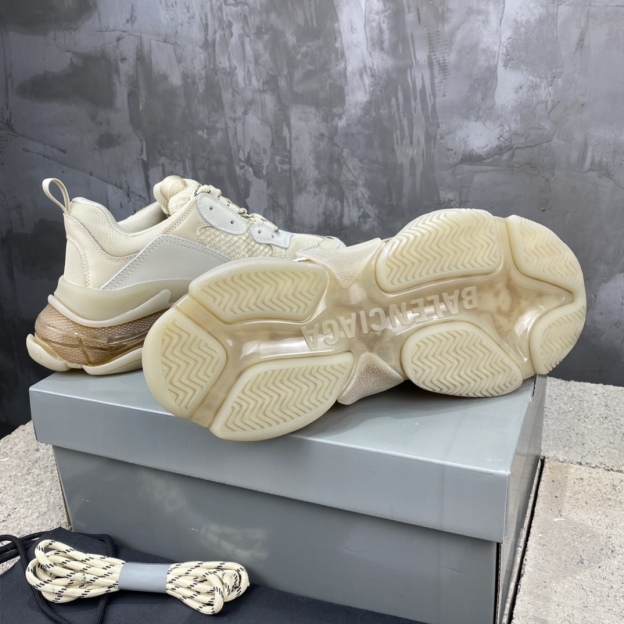 バレンシアガ「Balenciaga」トリプルSスニーカー