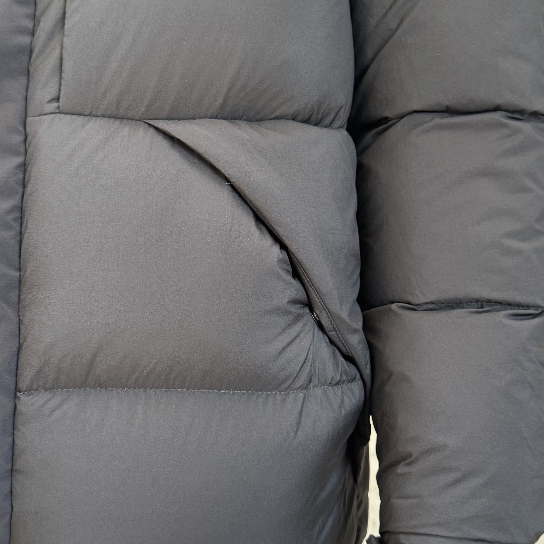 モンクレール「Moncler」 Madeira ブラックラベル ショートダウンジャケット