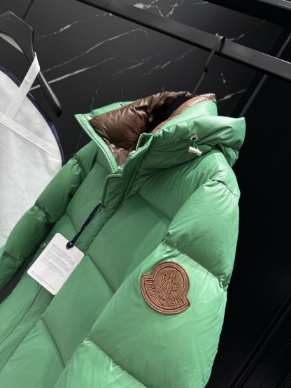 モンクレール「Moncler」フード付きダウンジャケット