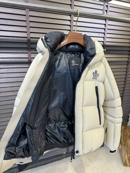 モンクレール「Moncler」フード付きスタンドカラーダウンジャケット