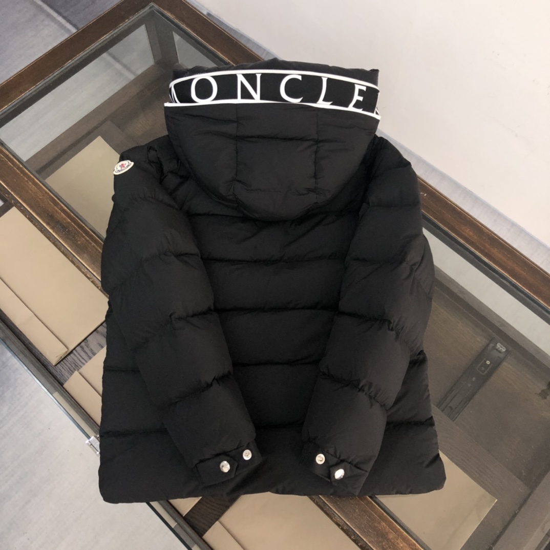 モンクレール「Moncler」ダウンジャケット