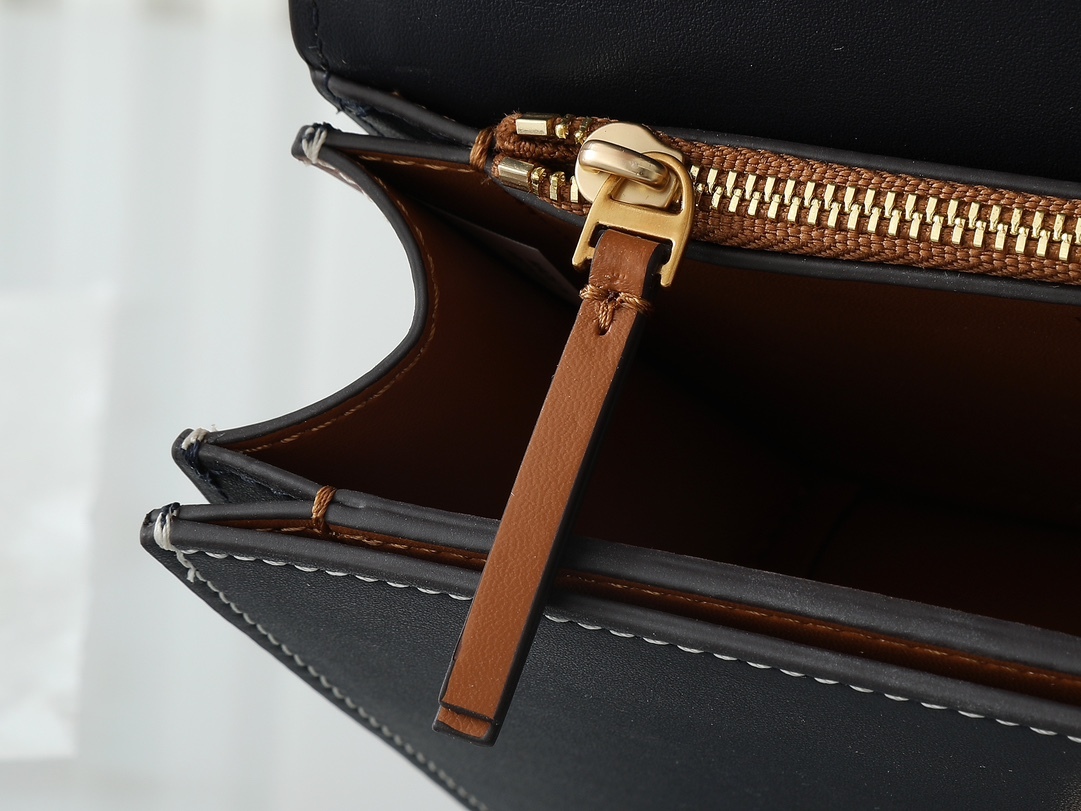セリーヌ「Celine」ELEANOR モノグラム レザー ショルダーバッグ