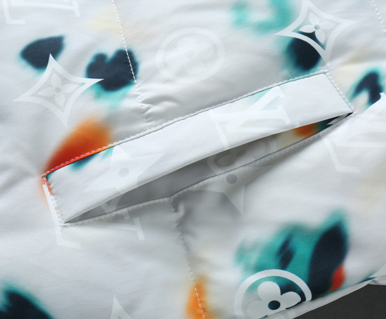 ルイ・ヴィトン「Louis Vuitton」モノグラム ダウン ジャケット