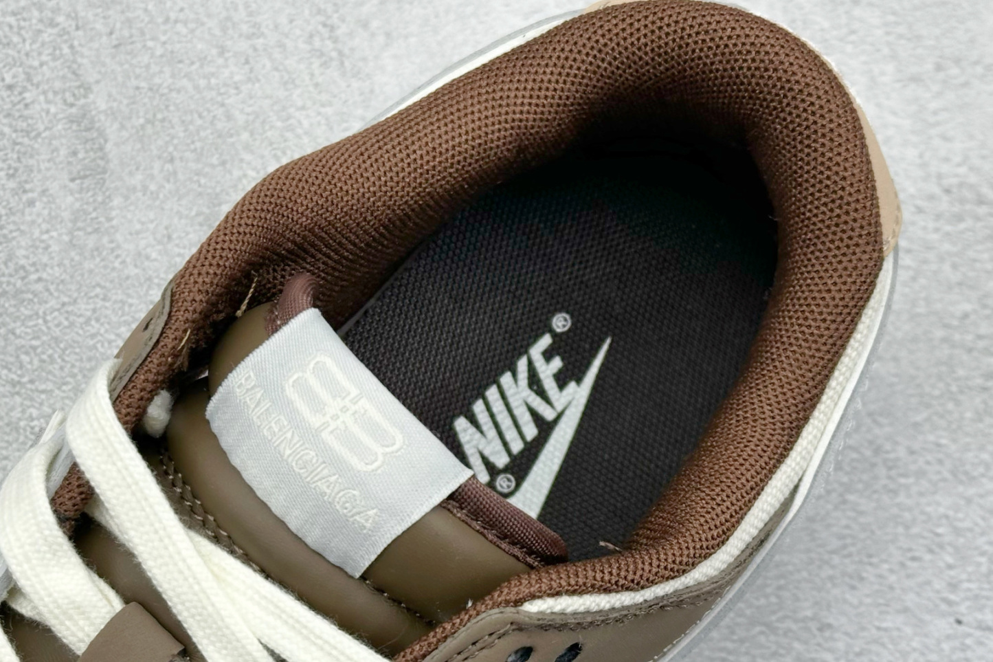 「コラボモデル」Balenciaga x NikeSB Dunk Low "White/Brown/Grey Mini Swoosh" スケートシューズ