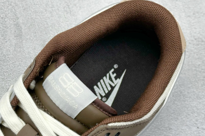 「コラボモデル」Balenciaga x NikeSB Dunk Low "White/Brown/Grey Mini Swoosh" スケートシューズ