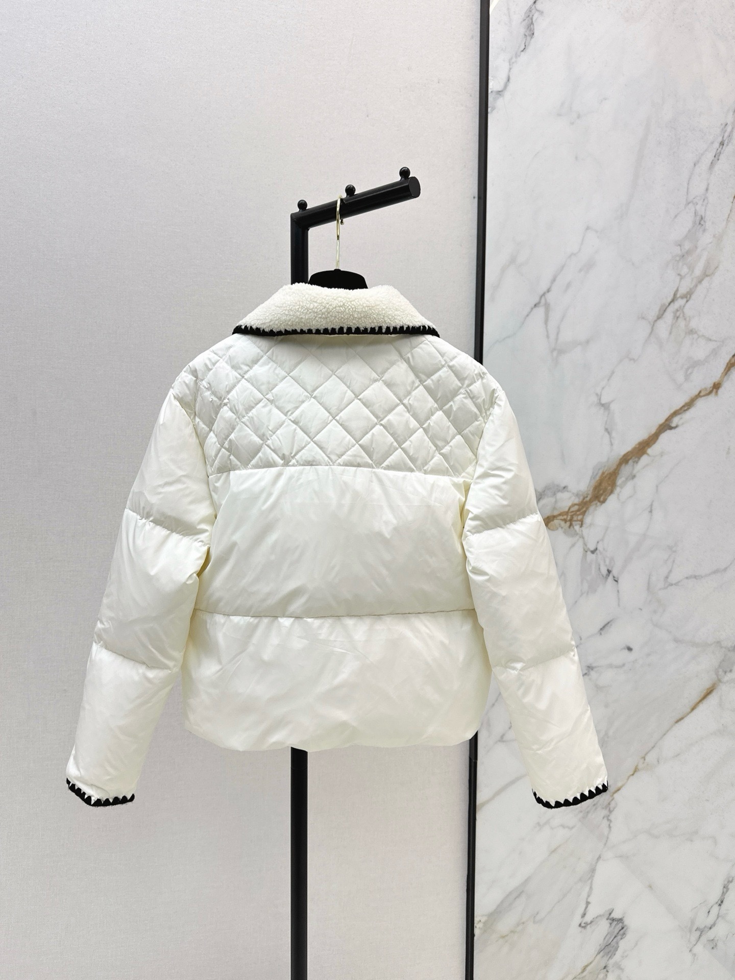 シャネル「Chanel」Quilted Collar Puffer Jacket