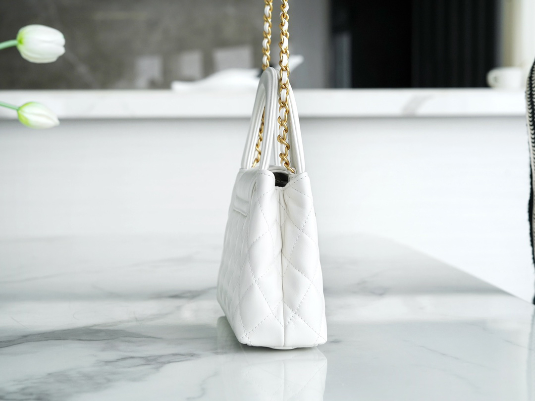 シャネル「Chanel」ケリー ハンドルバッグ ホワイト ラージサイズ — 純白のエレガンスと機能性の究極バランス