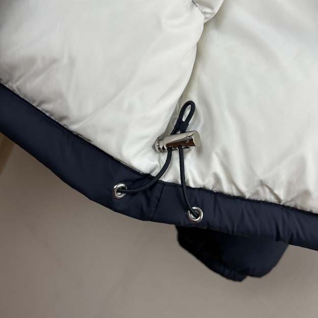 グッチ「Gucci」ストライプ プリント ダウンジャケット