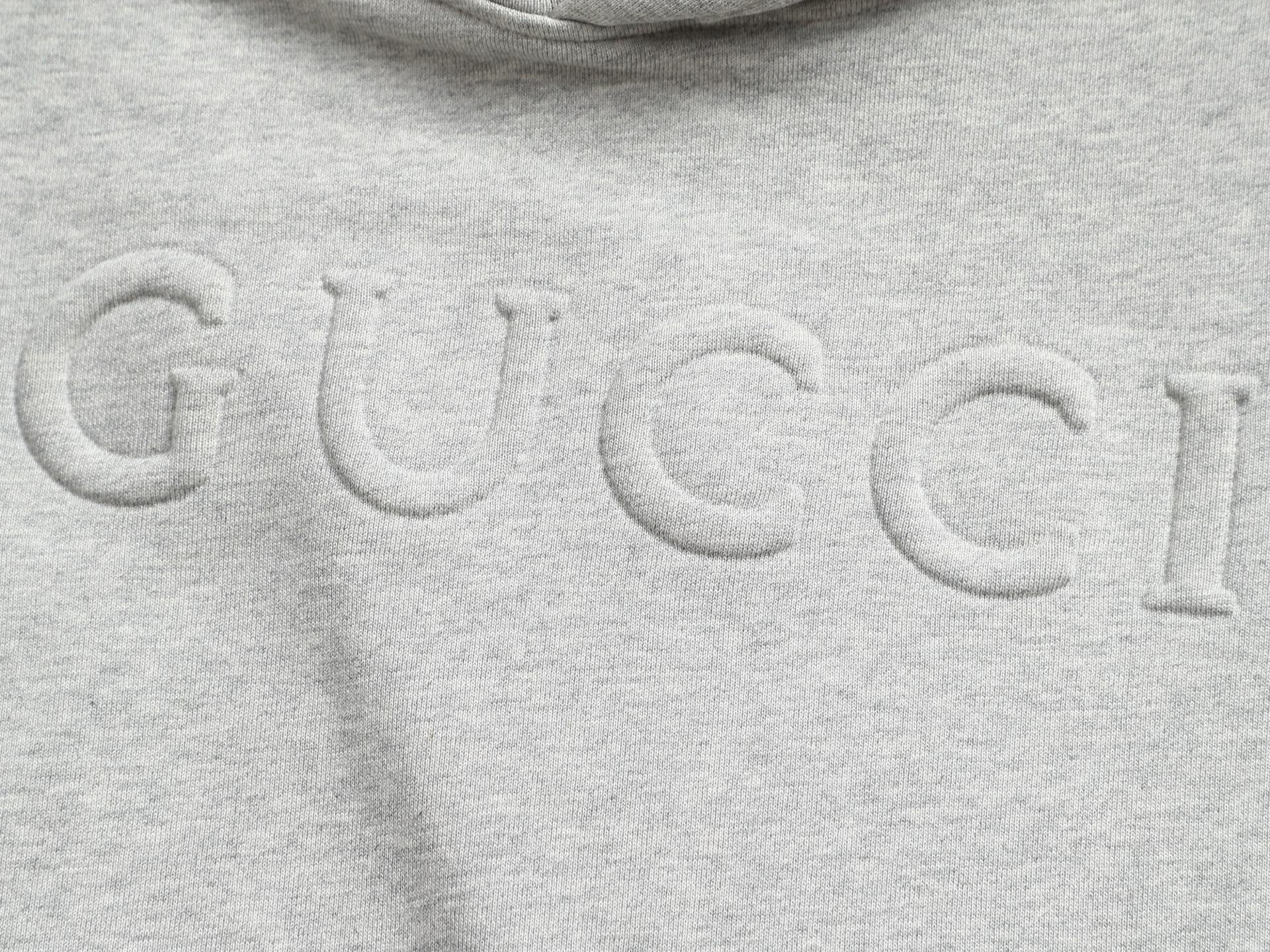グッチ「Gucci」エンボスロゴ ヴィンテージインスパイアード スウェットシャツ