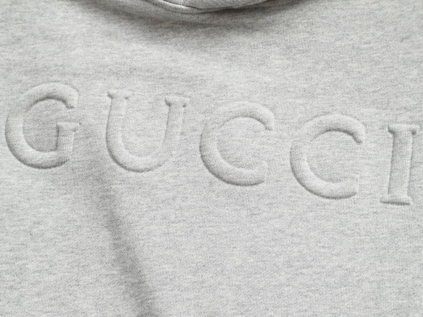 グッチ「Gucci」エンボスロゴ ヴィンテージインスパイアード スウェットシャツ