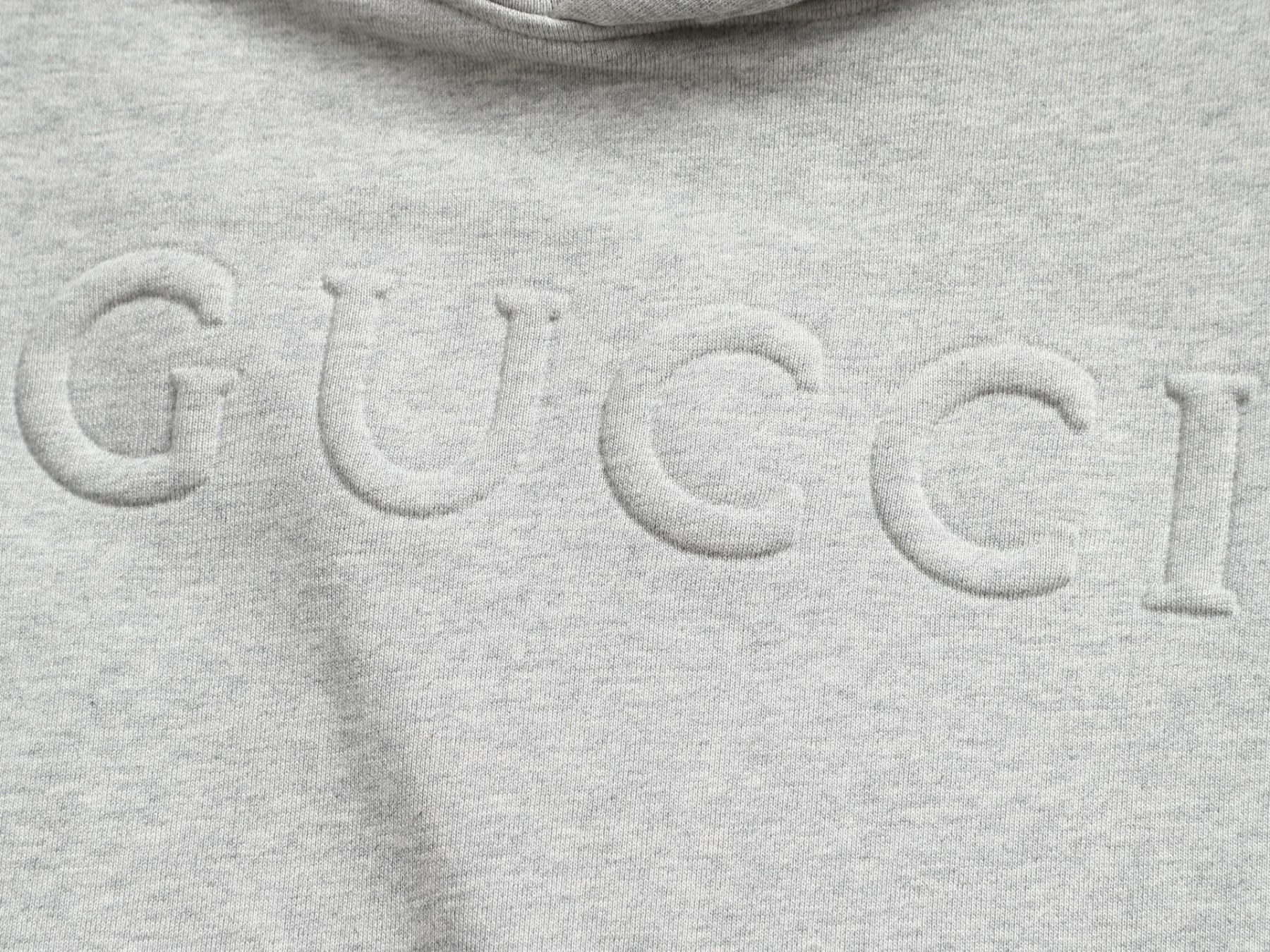 グッチ「Gucci」エンボスロゴ ヴィンテージインスパイアード スウェットシャツ