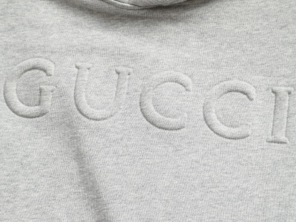 グッチ「Gucci」エンボスロゴ ヴィンテージインスパイアード スウェットシャツ