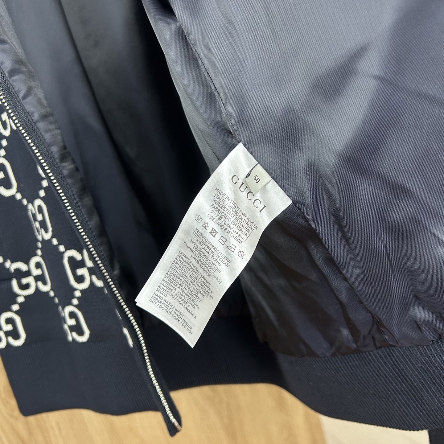 グッチ「Gucci」フルジャカードロゴ スタンドカラー ジップフロント ニットジャケット