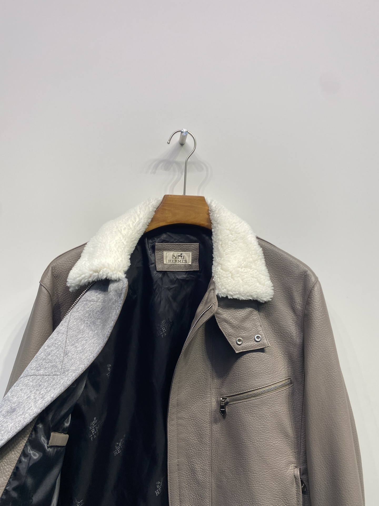 エルメス「Hermès」2025 オートン/ウィンター レザー ジャケット イン エトウープ