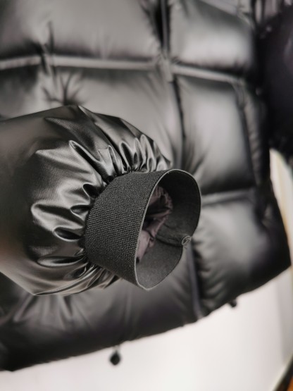 プラダ「Prada」フード付き ショート ダウンジャケット