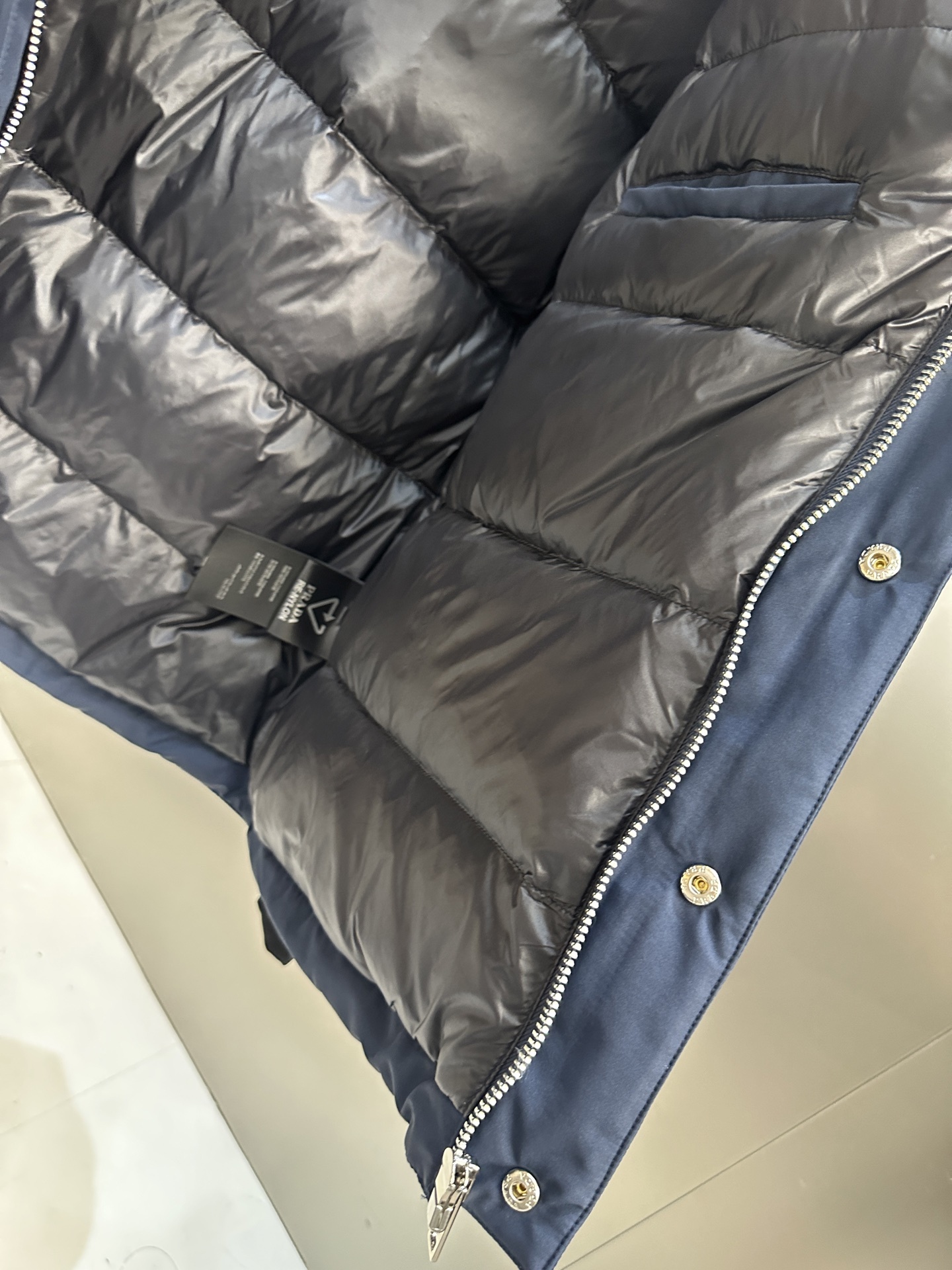 プラダ「Prada」リニューサブル ナイロン ダウンジャケット