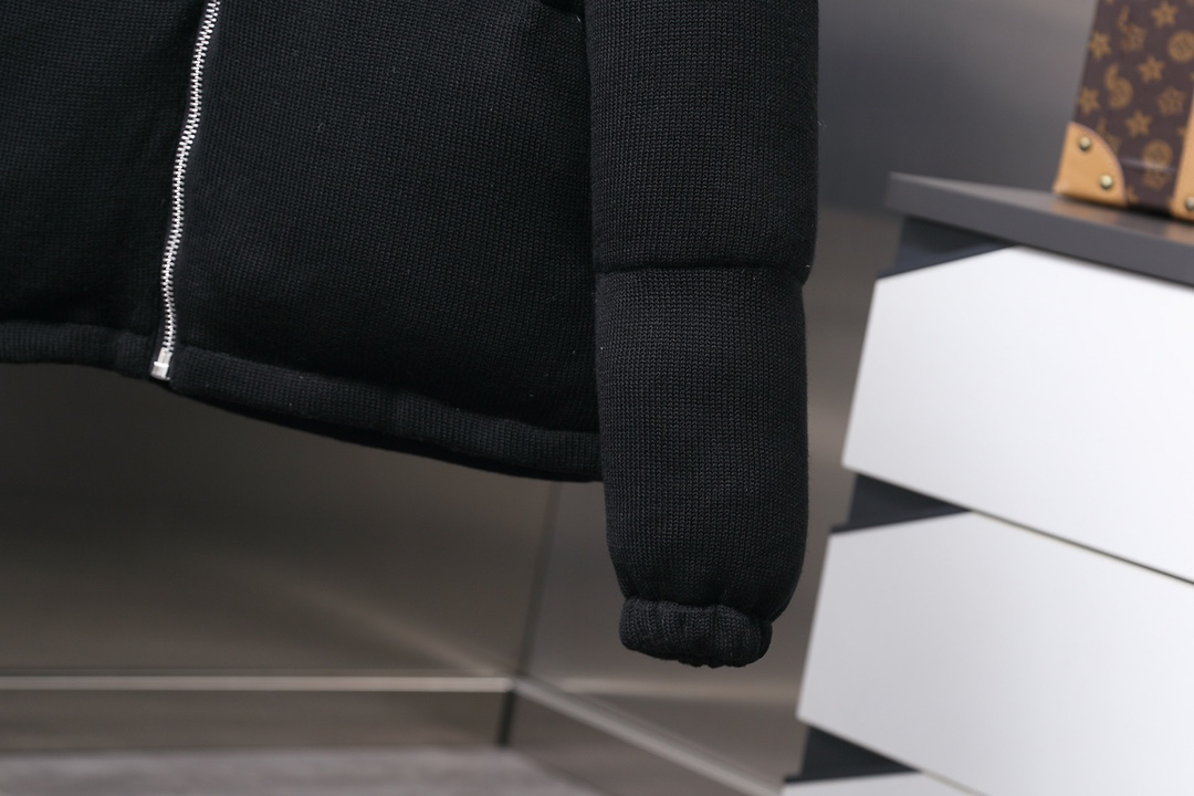 プラダ「Prada」ウール＆カシミア ダウンジャケット