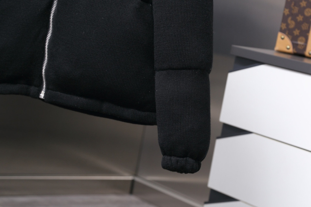 プラダ「Prada」ウール＆カシミア ダウンジャケット