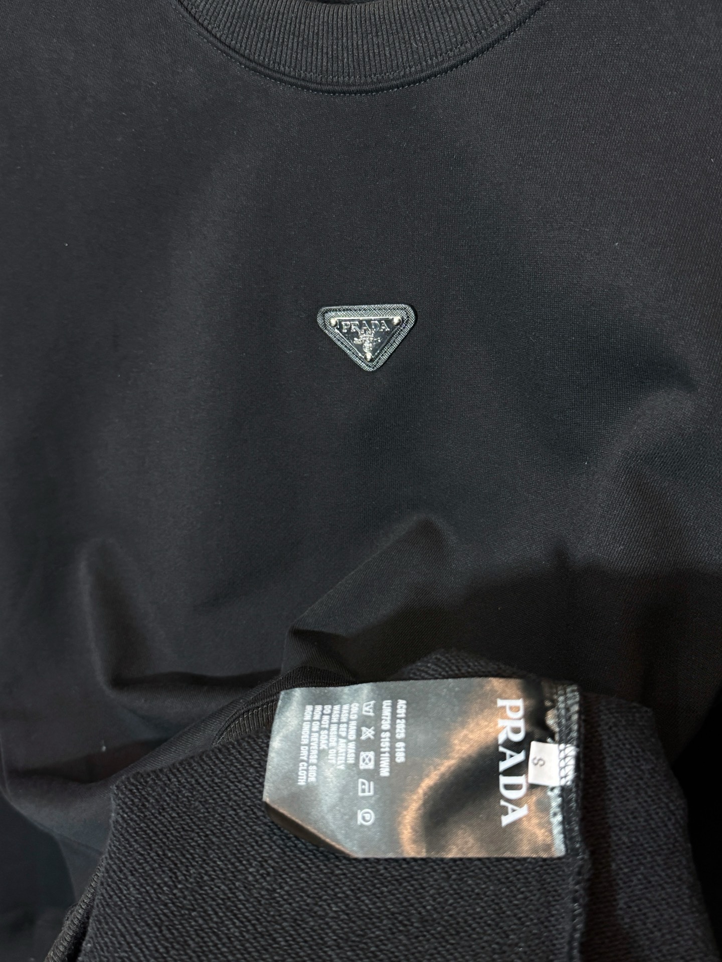 プラダ「Prada」トライアングル ロゴ クルーネック スウェットシャツ