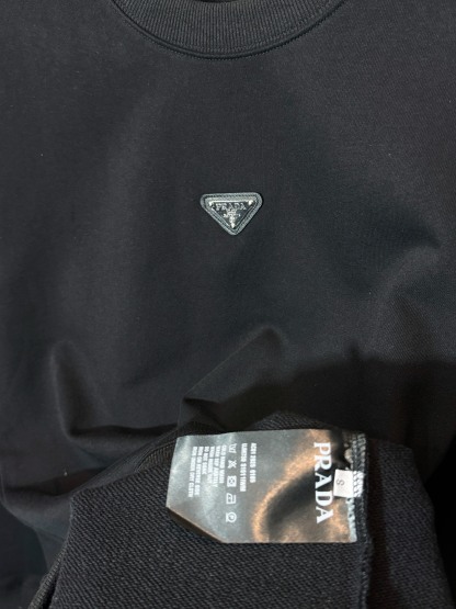 プラダ「Prada」トライアングル ロゴ クルーネック スウェットシャツ