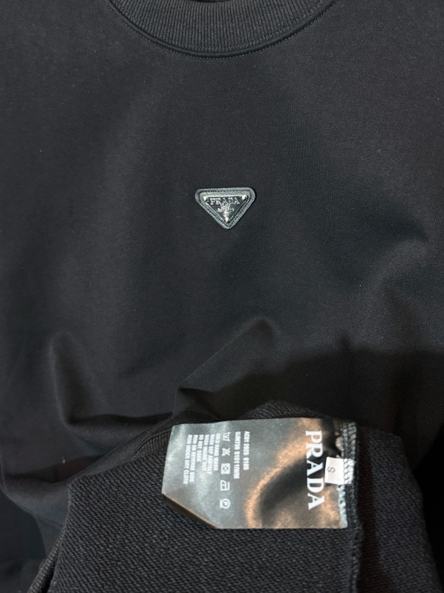 プラダ「Prada」トライアングル ロゴ クルーネック スウェットシャツ