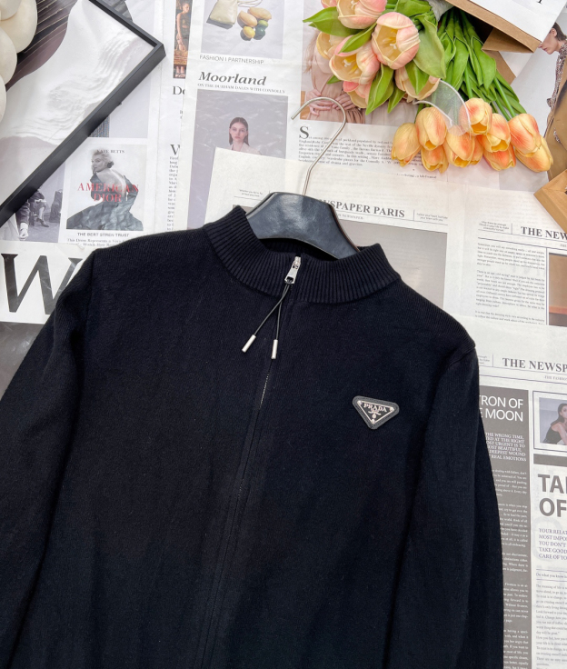 プラダ「Prada」ジップ フード ニット ジャケット