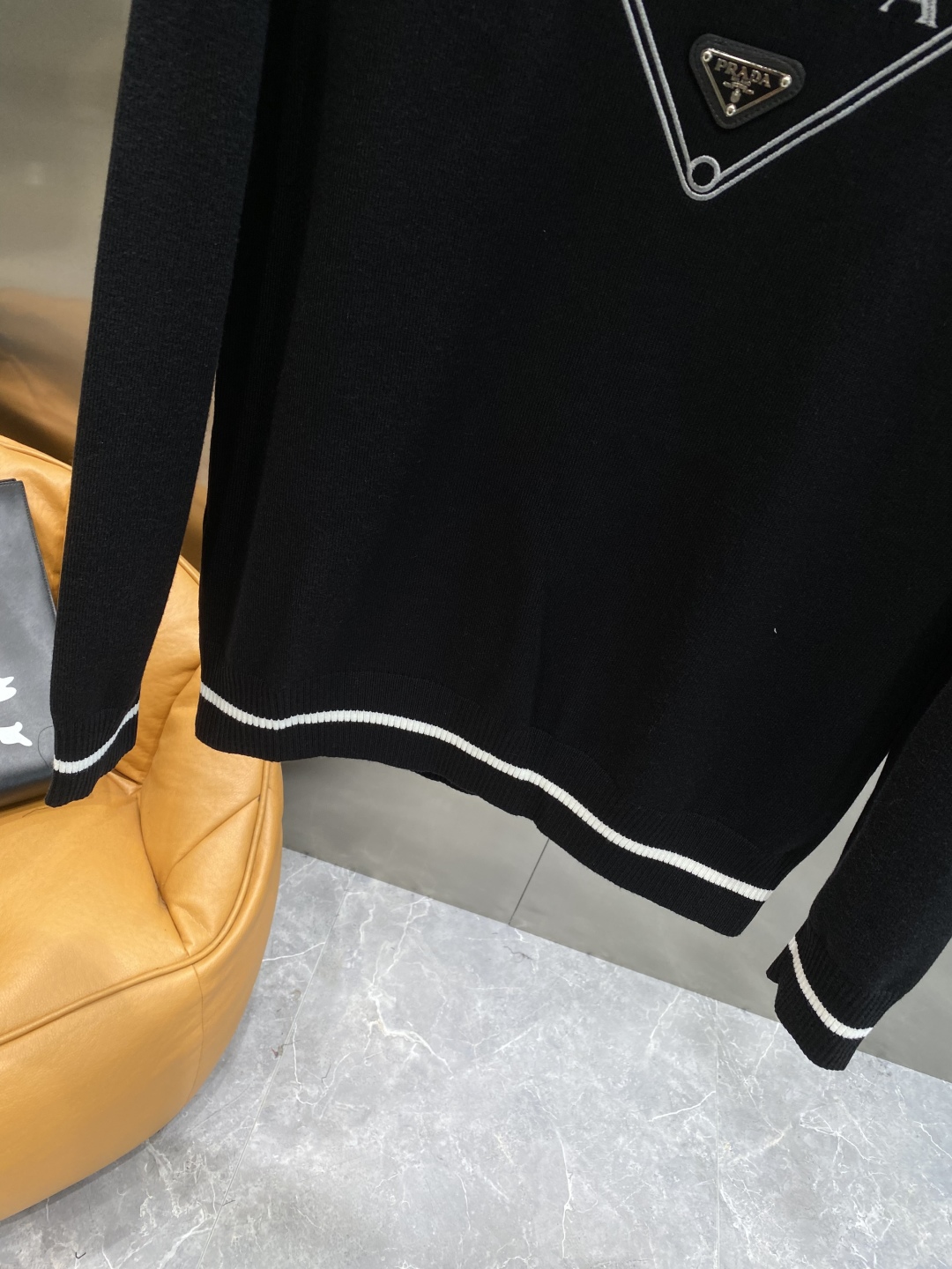 プラダ「Prada」リブトリム クルーネック セーター