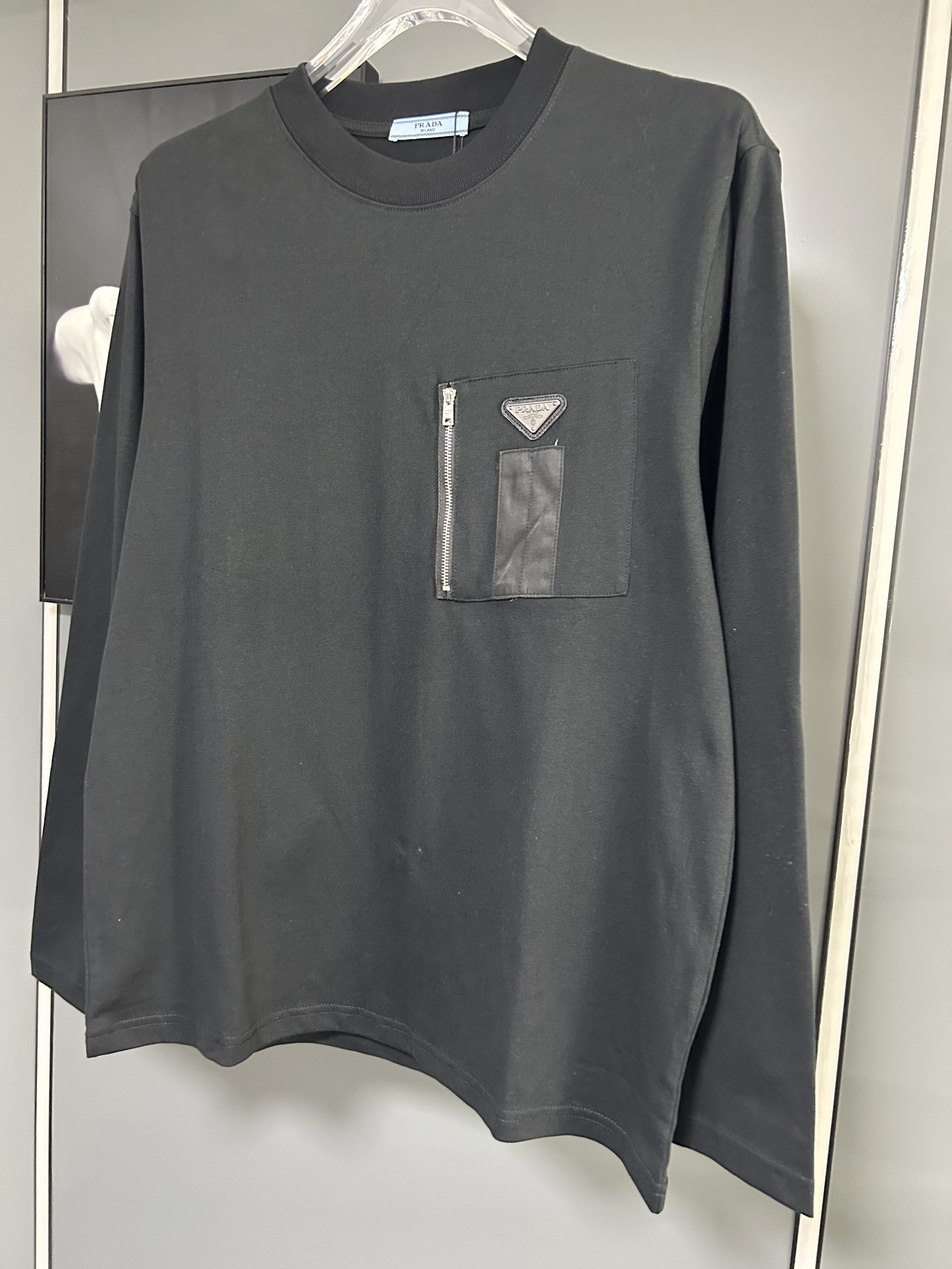 プラダ「Prada」ジップポケット ロングスリーブ Tシャツ