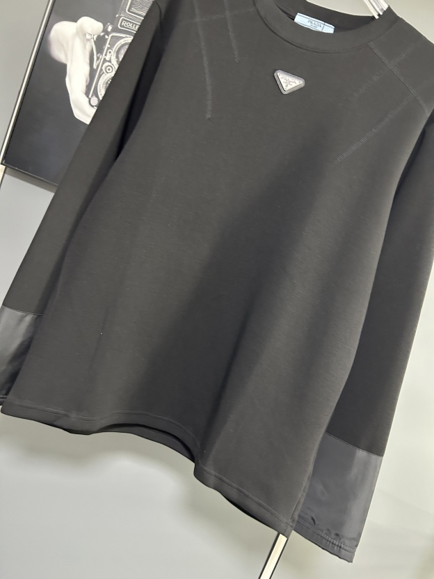 プラダ「Prada」レター ロゴ ロングスリーブ Tシャツ