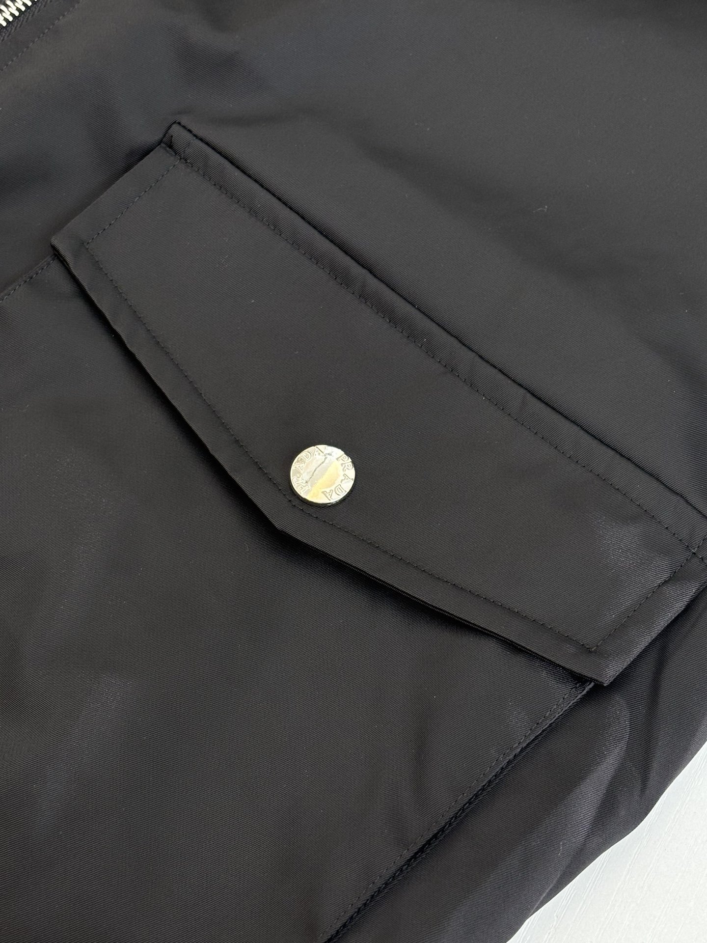 プラダ「Prada」フード付き リサイクル ナイロン ジャケット