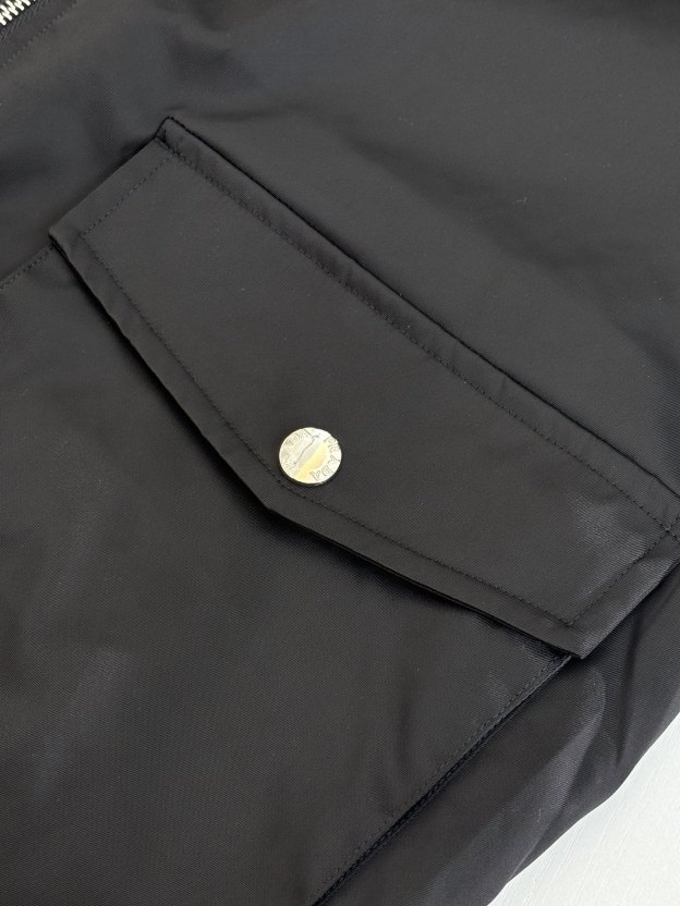 プラダ「Prada」フード付き リサイクル ナイロン ジャケット