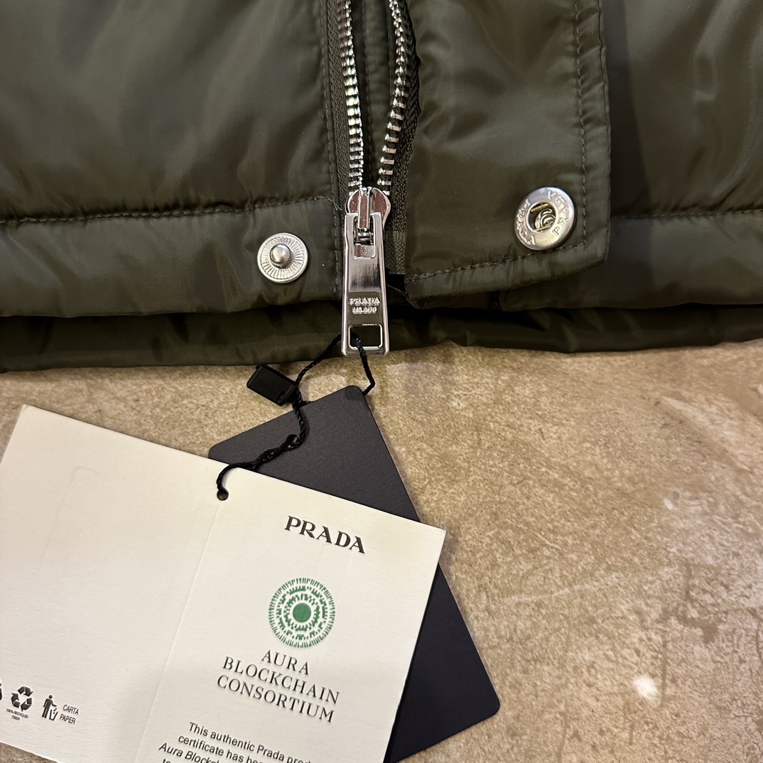 プラダ「Prada」フード付き ダウンジャケット