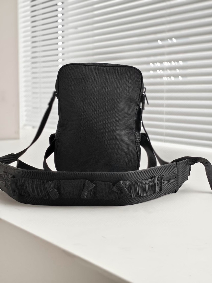 バレンシアガ「Balenciaga」ARMY メンズ メッセンジャーバッグ