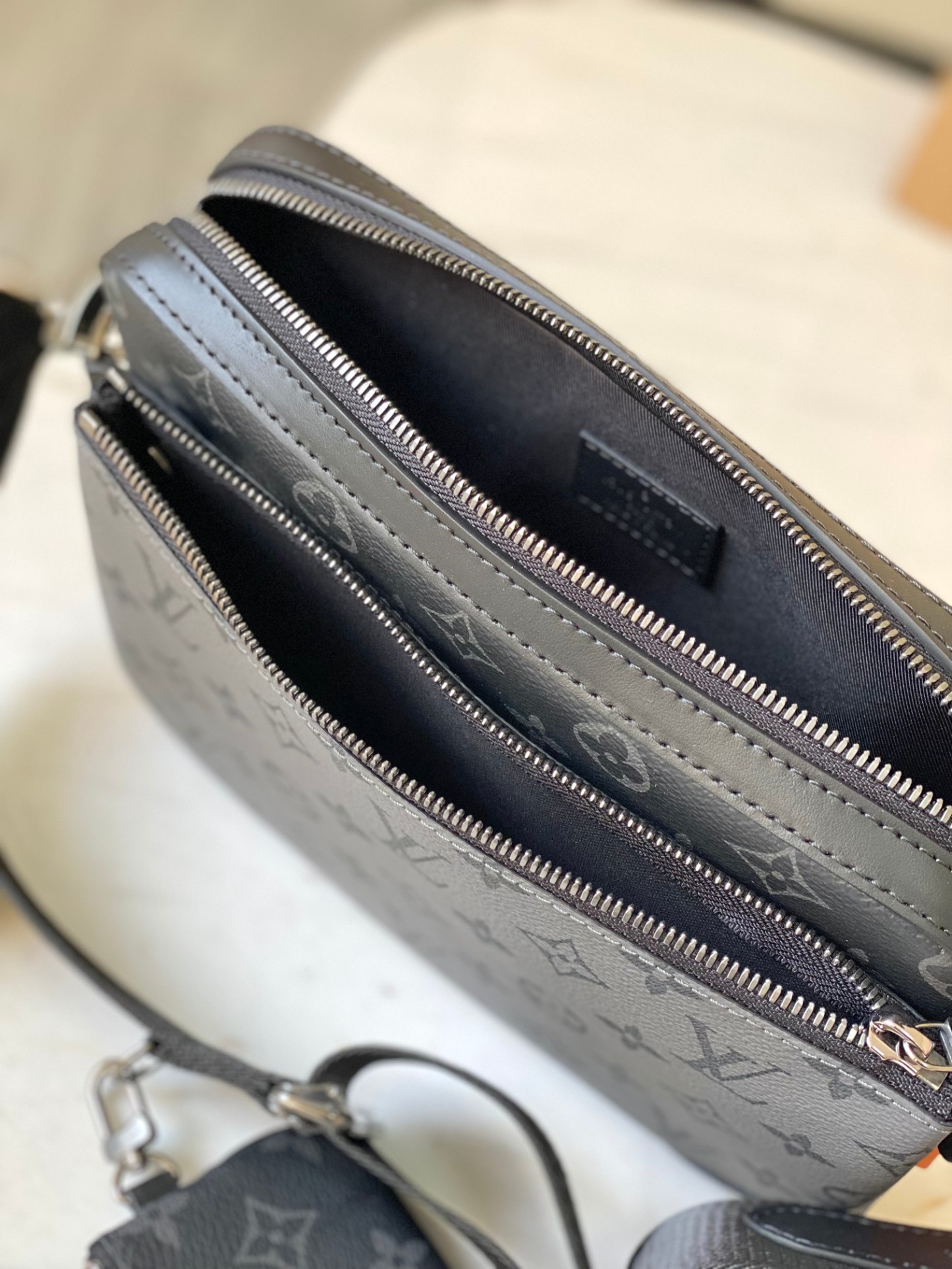 ルイ・ヴィトン「Louis Vuitton」Trio メッセンジャーバッグ