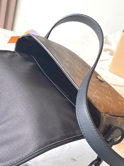 ルイ・ヴィトン「Louis Vuitton」Montsouris メッセンジャーバッグ