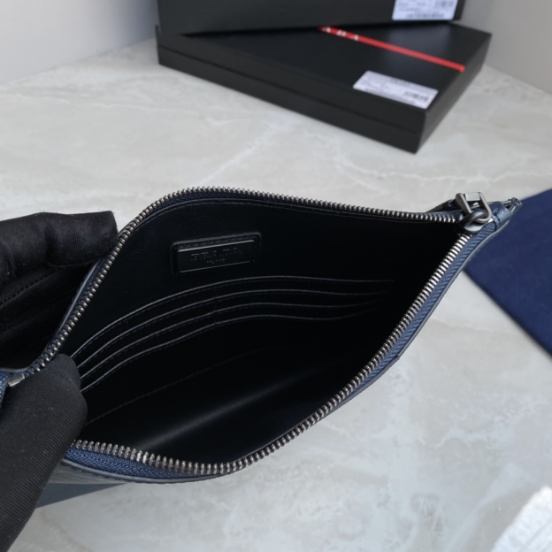 プラダ「Prada」ロゴアイテム クラッチバッグ