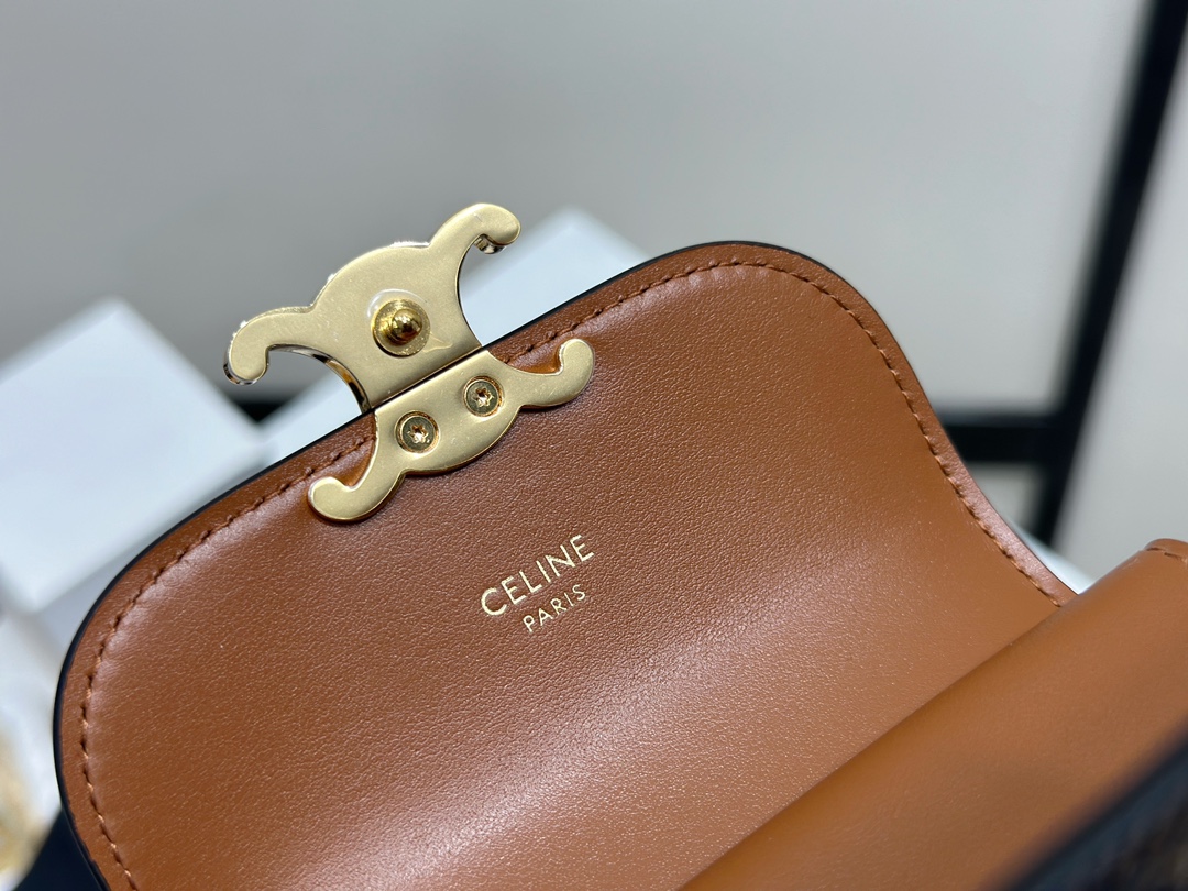セリーヌ「Celine」Triomphe キャンバス & レザー フラップ ウォレット