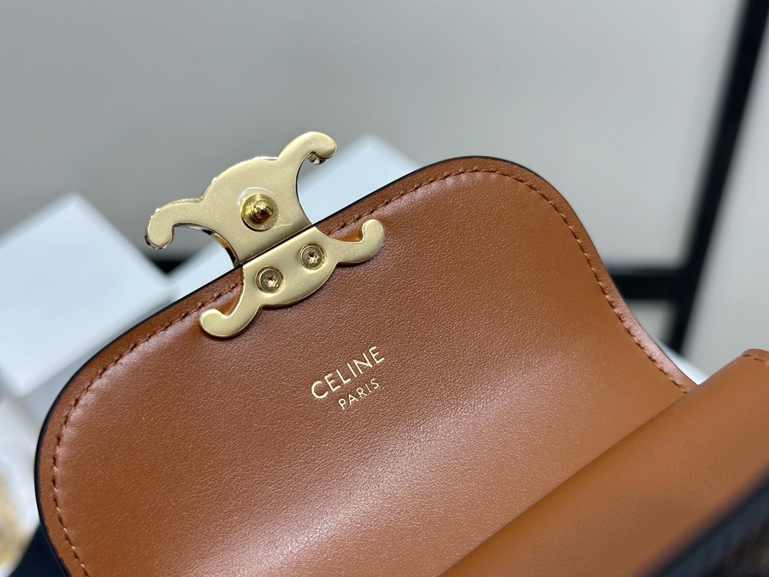 セリーヌ「Celine」Triomphe キャンバス & レザー フラップ ウォレット