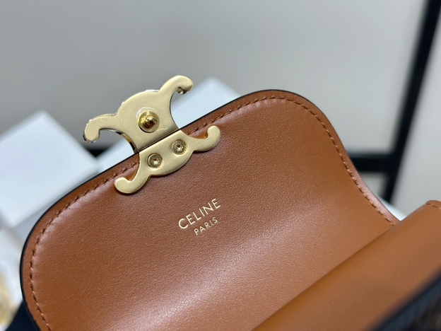 セリーヌ「Celine」Triomphe キャンバス & レザー フラップ ウォレット