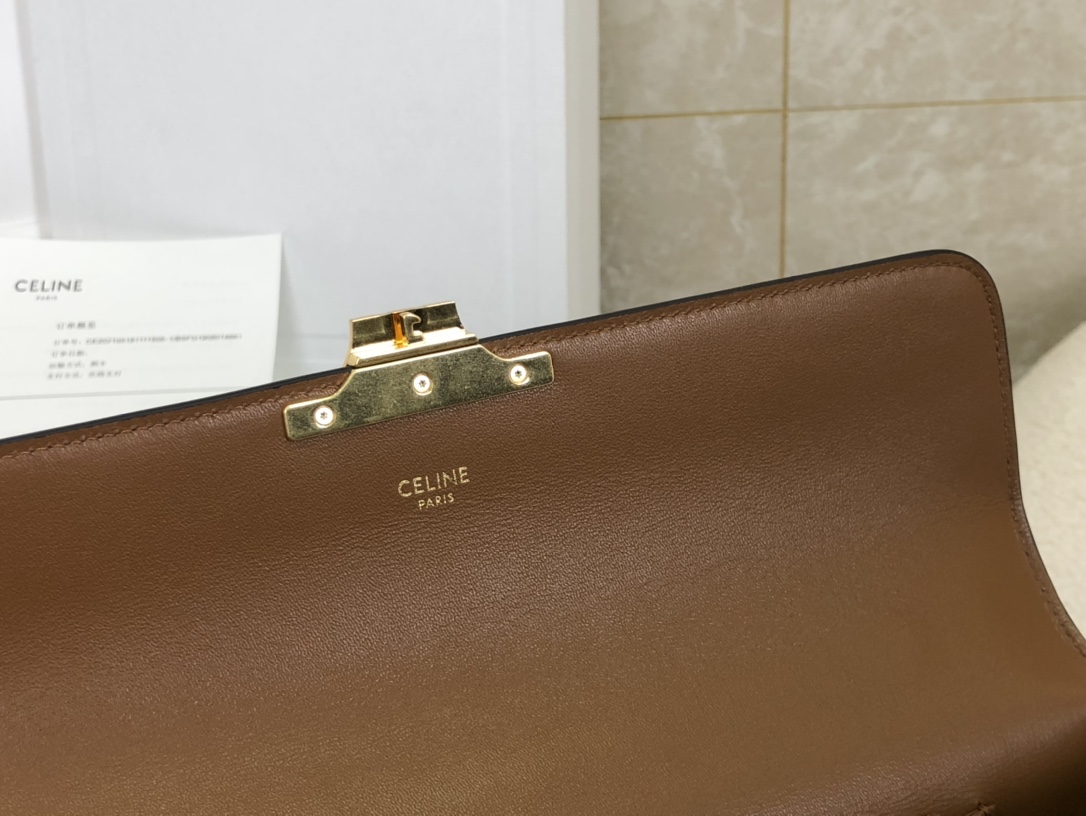 セリーヌ「Celine」チェーンアームホール トリアンフ ウォレット オン チェーン